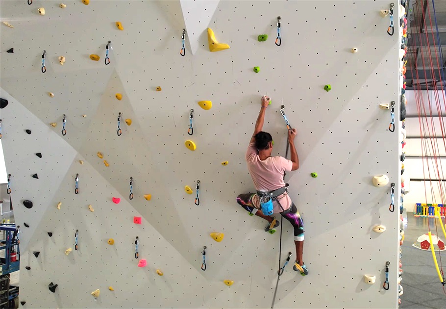 Các điểm cố định để người chơi có thể gắn dây trên bề mặt leo