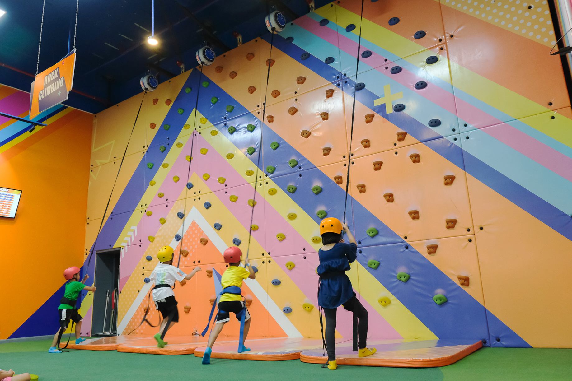 Leo núi trong nhà TPHCM tại tiNiWorld