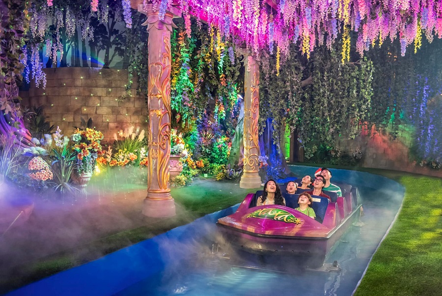 Trải nghiệm trò chơi Thuyền nước bóng tối Tata World River Adventure tại VinWonders Nha Trang
