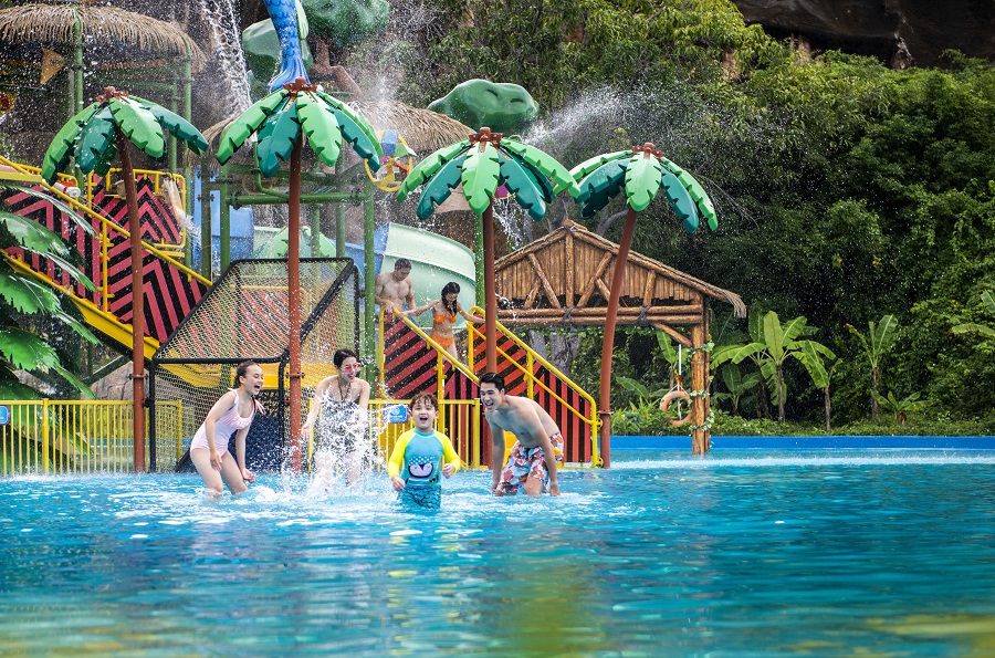 Vui chơi sảng khoái tại công viên nước VinWonders với 36 trò chơi độc đáo