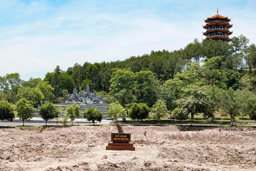 Hố bom Ngã ba Đồng Lộc