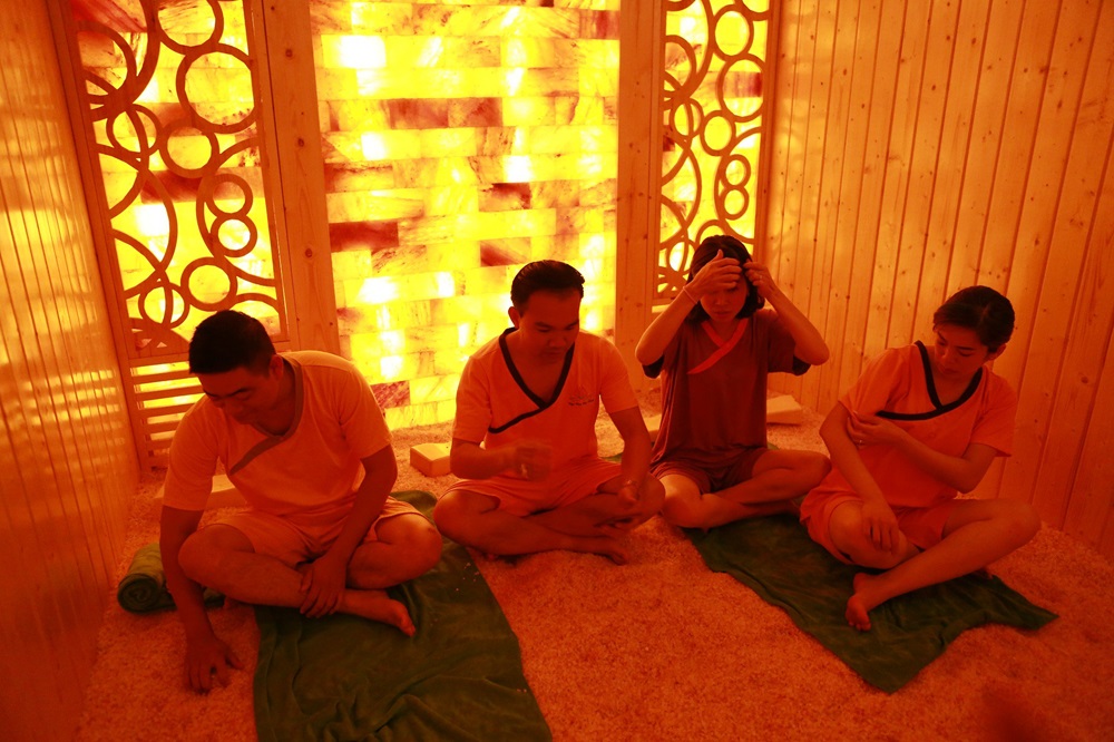 Mặc quần áo mỏng khi xông hơi đá muối