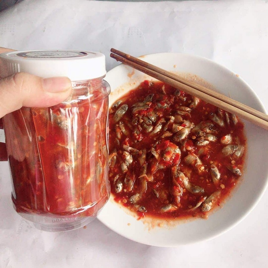 mắm rò Huế Du khách phải đậy kín hũ mắm cá rò sau khi sử dụng, bảo quản ở nơi khô ráo, thoáng mát