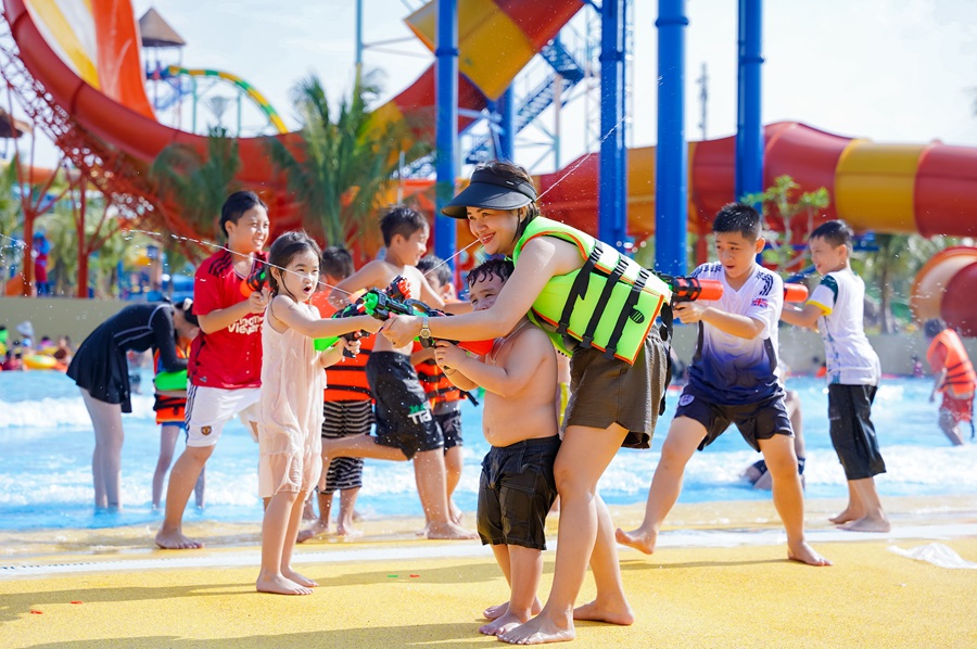 Vui chơi tại VinWonders Cửa Hội