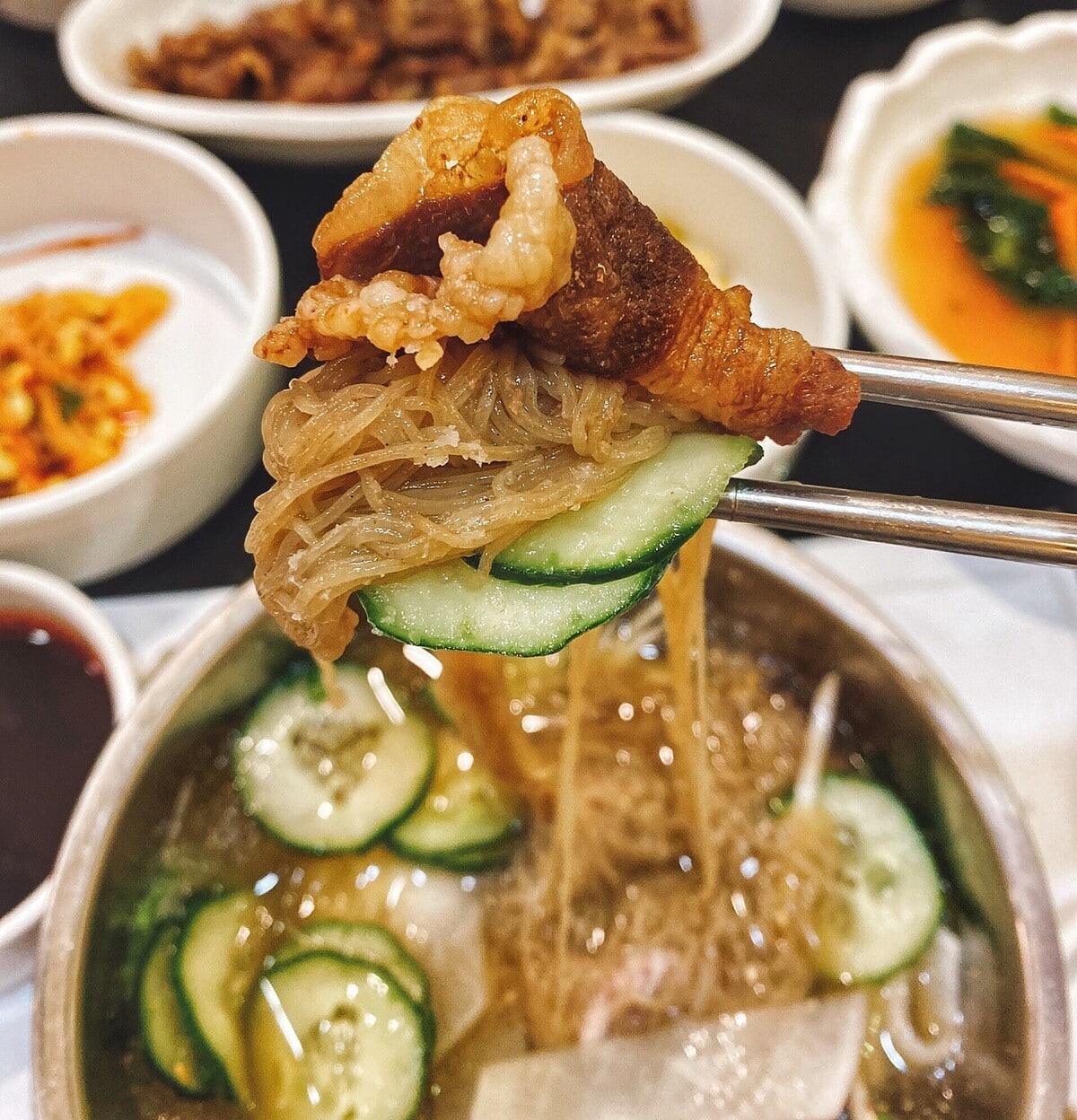 Mì lạnh ăn kèm với thịt nướng giúp giải ngán cực tốt