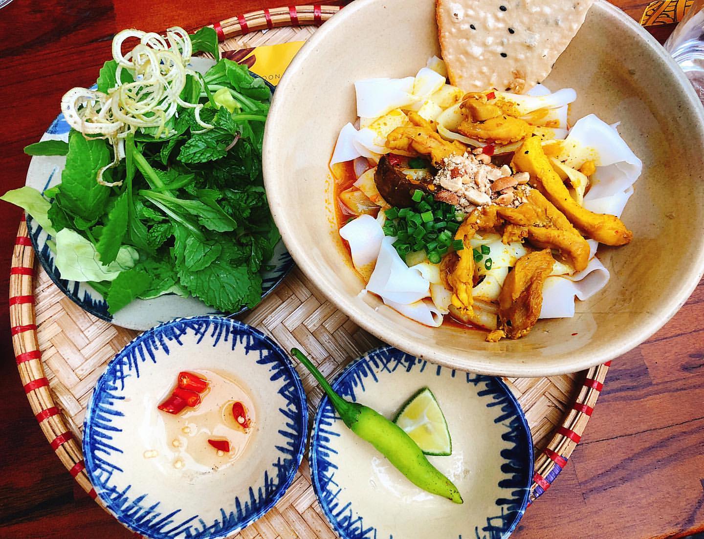 Mì Quảng Quy Nhơn Mì Quảng ăn kèm rau sống, ớt xanh là chuẩn vị