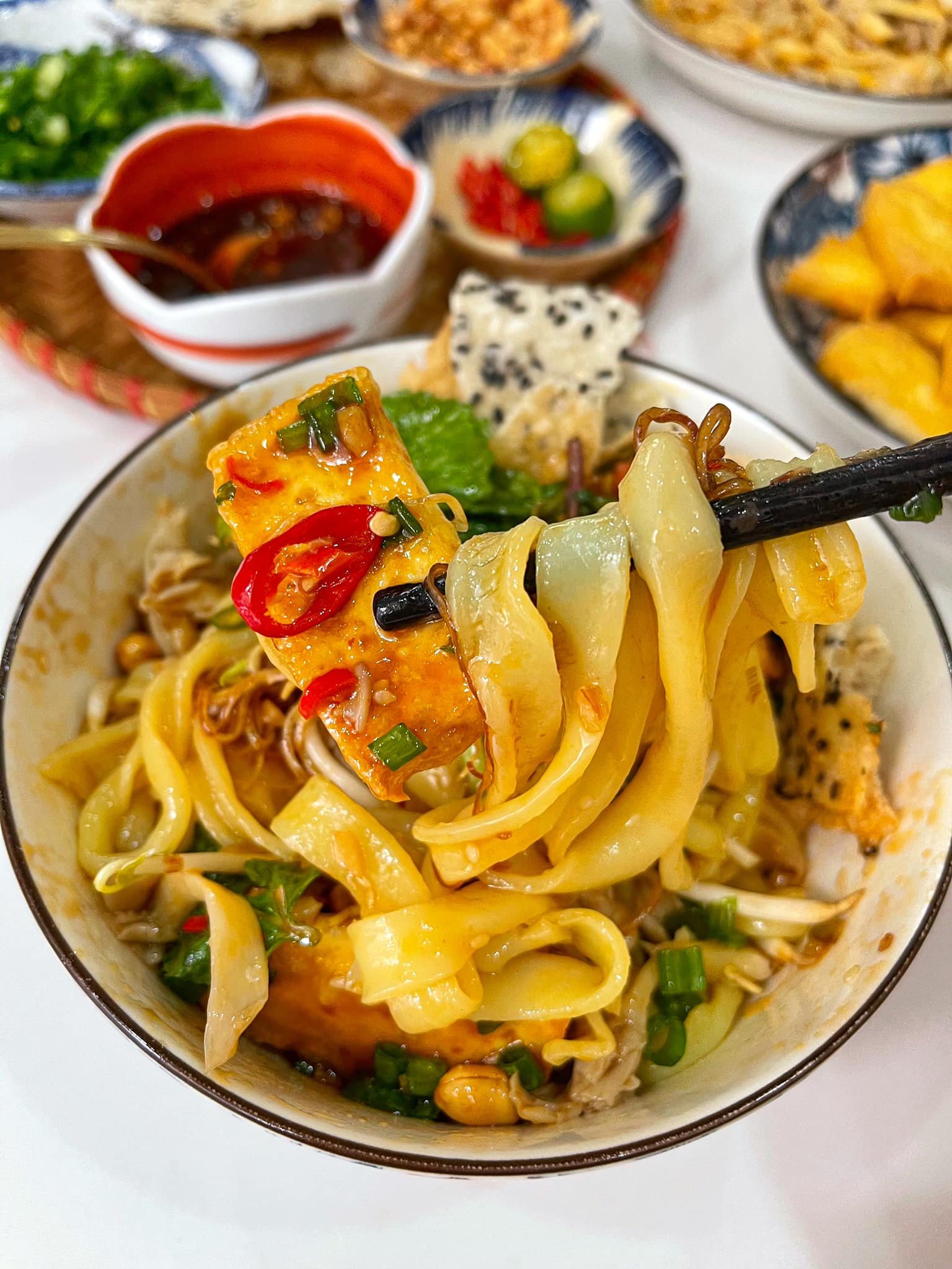 Mì Quảng Quy Nhơn Những sợi mì Quảng vàng óng, dai mềm