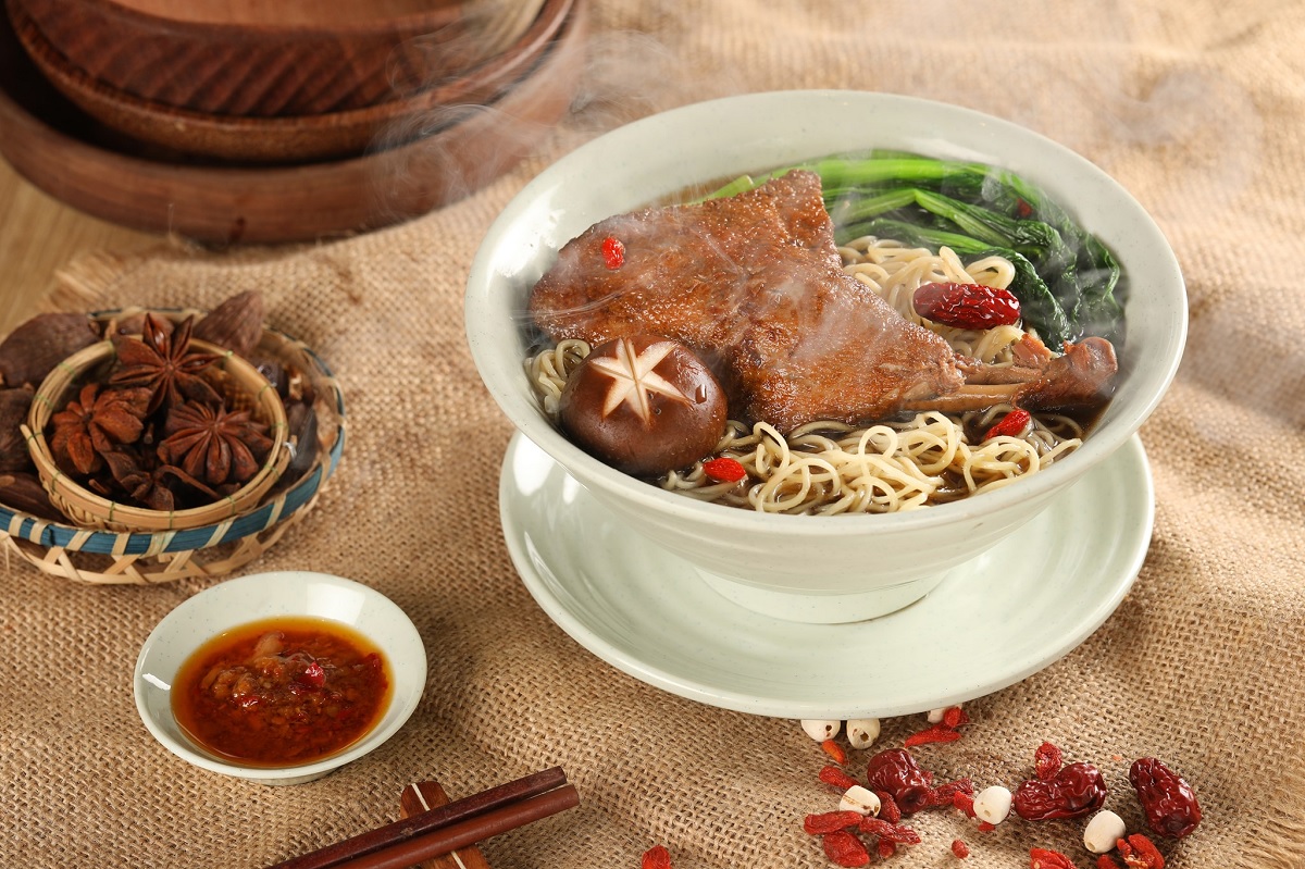 mì vịt tiềm Hà Nội Quán mì vịt tiềm ở Hà Nội Chú Chen thể hiện sự tinh tế trong từng sợi mì tươi