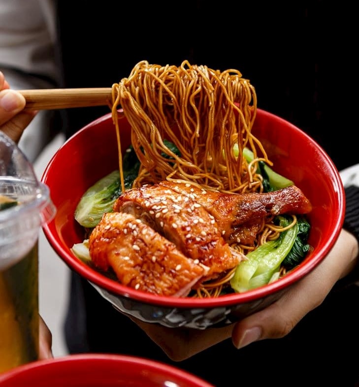 mì vịt tiềm Hà Nội Mì vịt tiềm Jacky Hà Nội với lớp da giòn và thịt vịt thơm mềm