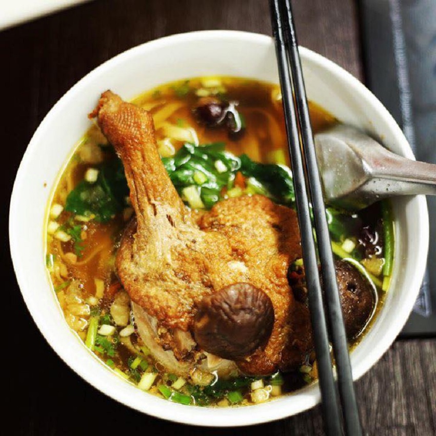 mì vịt tiềm Hà Nội Mì vịt tiềm Hà Nội Phát Ký Mì Gia phục vụ nóng hổi đậm chất Trung Hoa