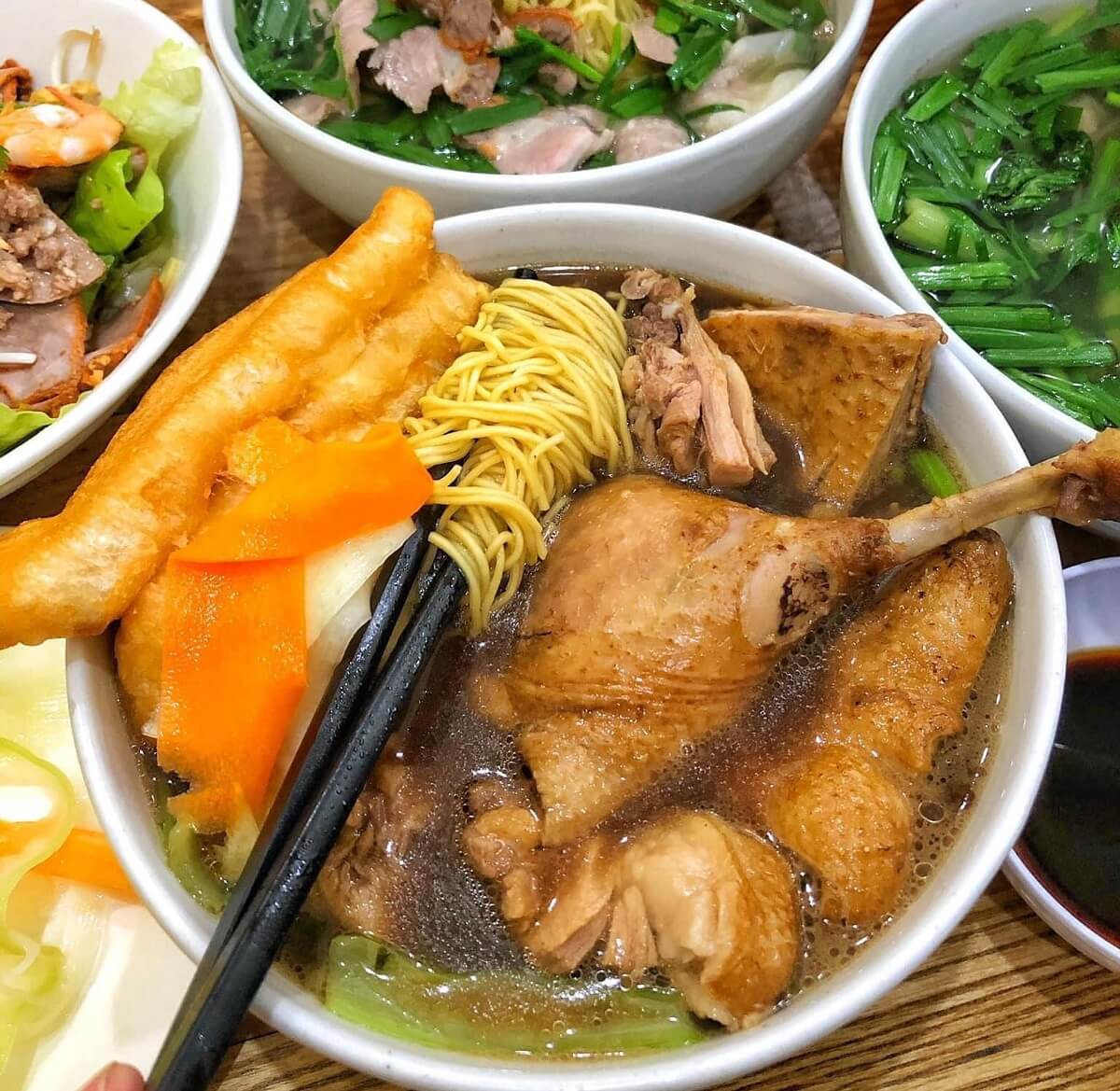 mì vịt tiềm Hà Nội Mì vịt tiềm Hưng Phát có sợi mì mềm dai và nước dùng đậm đà