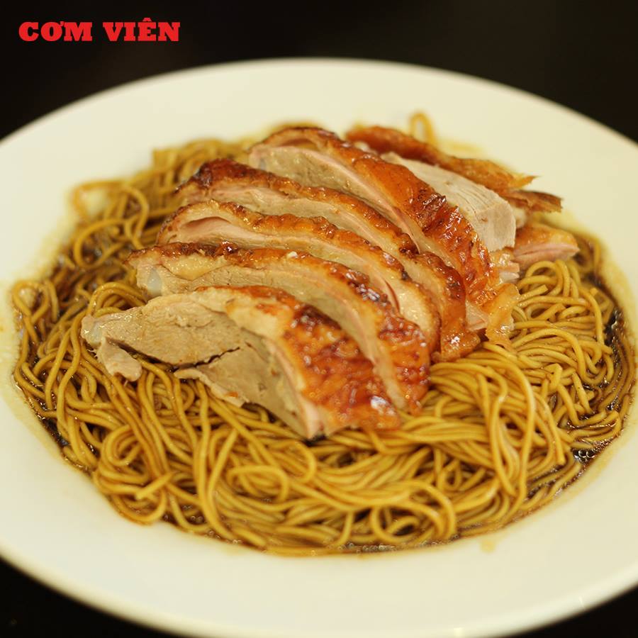 mì vịt tiềm Hà Nội Bát mì thịt vịt quay thơm lừng với phần da giòn rụm tại quán Cơm Viên