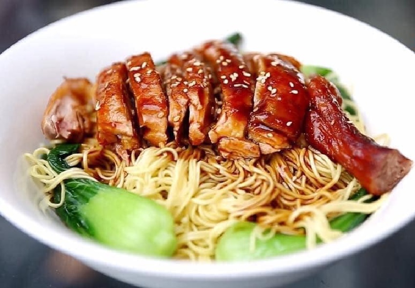 mì vịt tiềm Hà Nội Phần mì vịt tiềm quán 55 Tạ Quang Bửu đậm vị thơm ngon