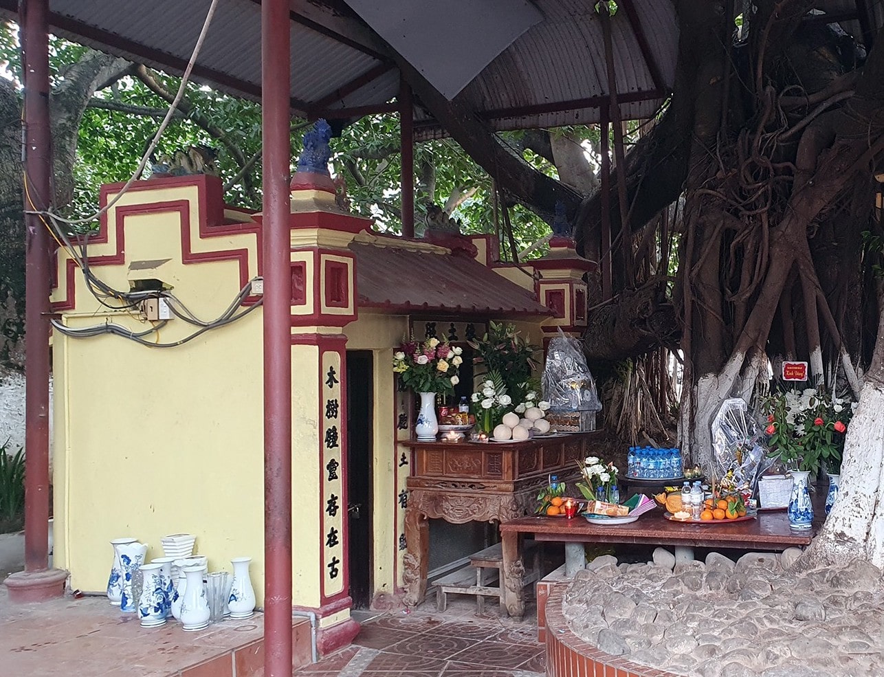 Miếu thờ ở cây đa 13 gốc