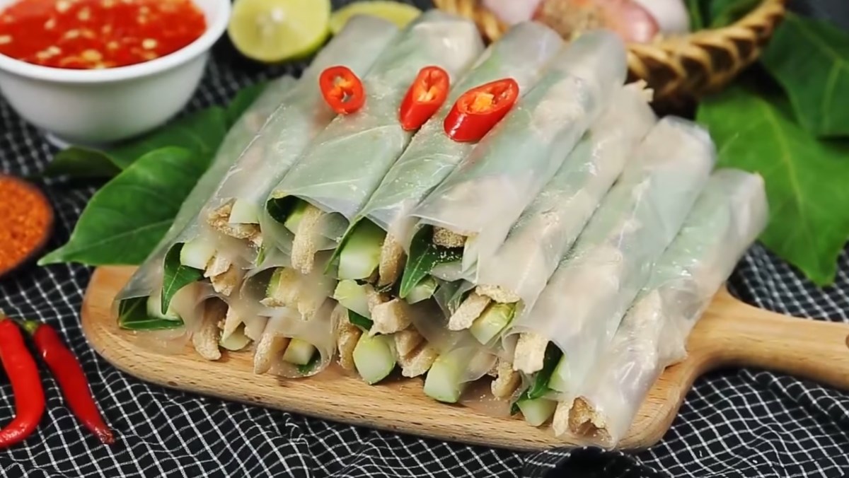 Nem tai cuốn là món cuốn Hà Nội thường xuất hiện trong các bữa nhậu 