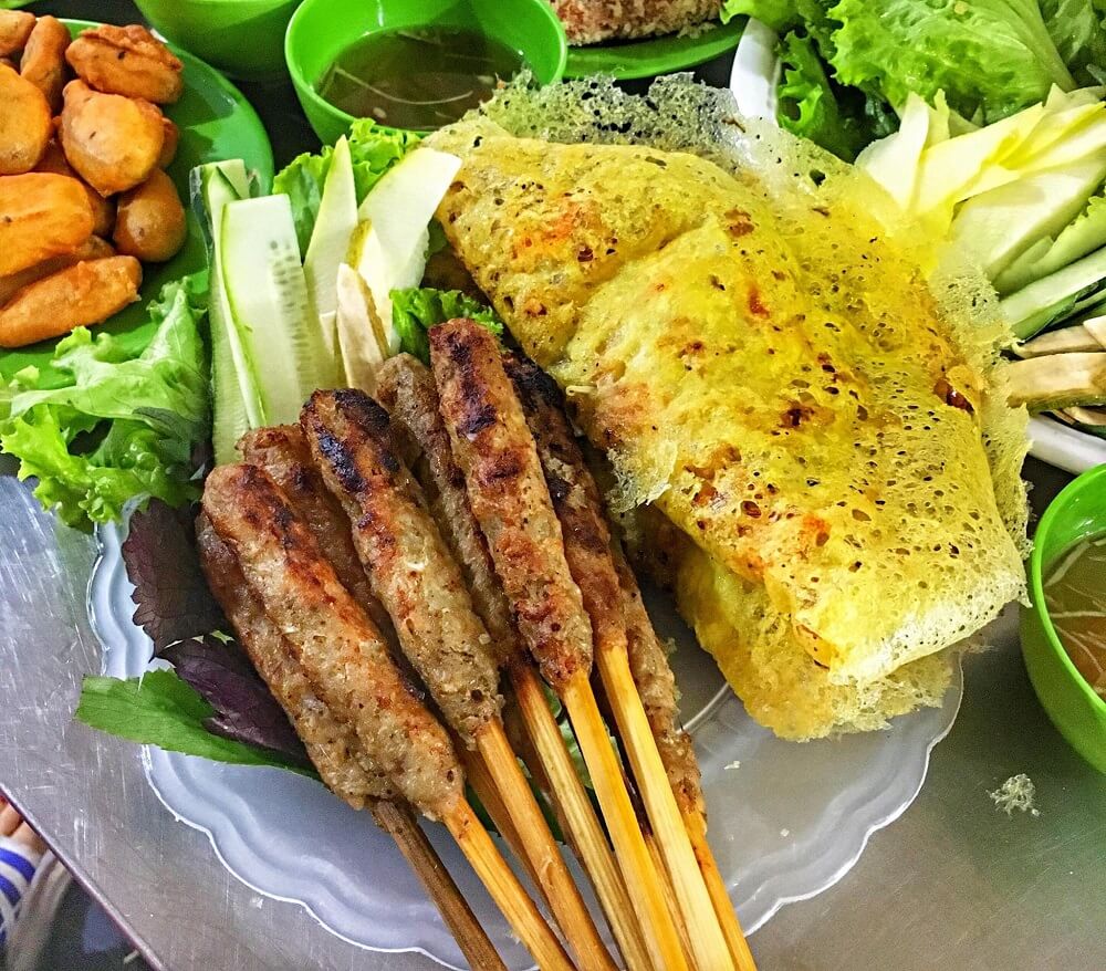 Món cuốn đình đám ngoài đường phố Hà Nội chính là bánh xèo và nem lụi