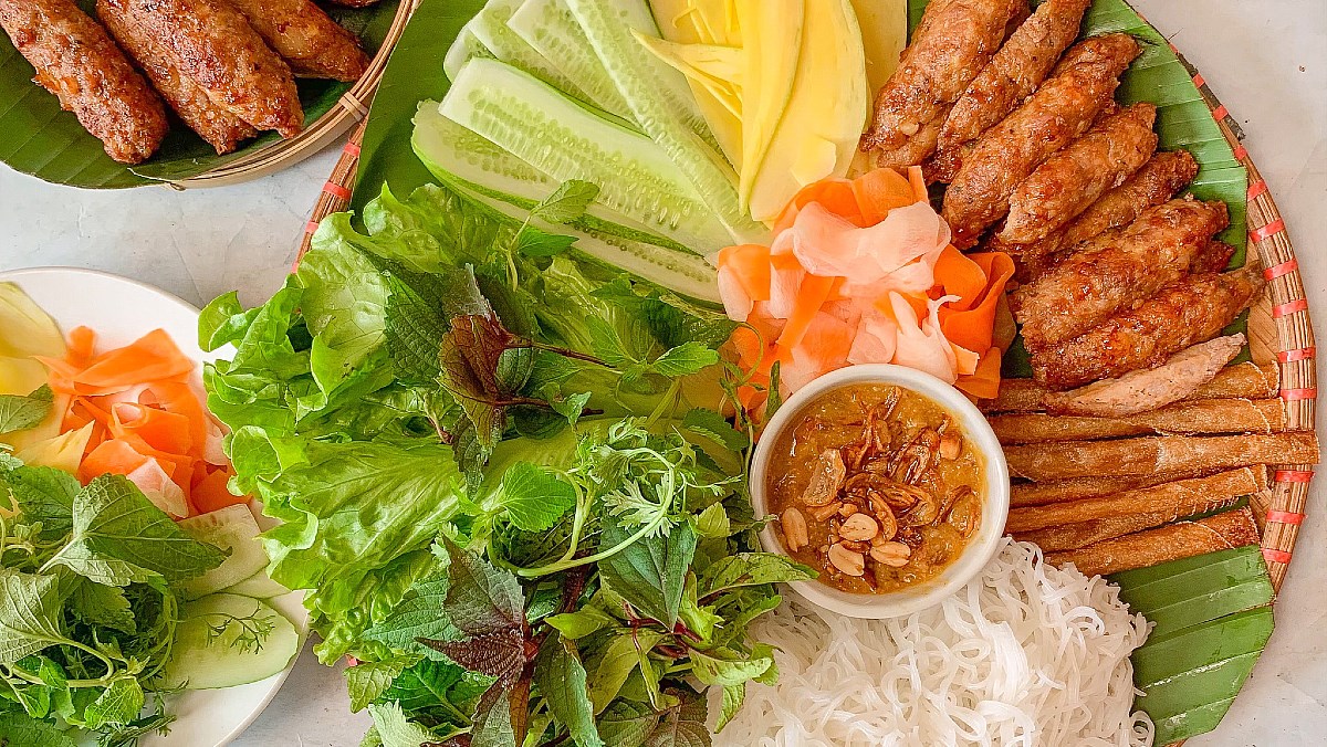 Nem nướng Nha Trang cũng trở thành một món cuốn ngon ở Hà Nội