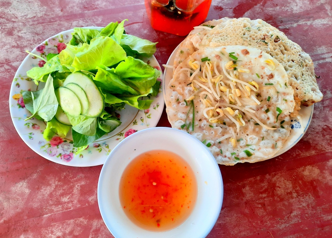 Bánh xèo nóng hổi, giòn tan bên ngoài 