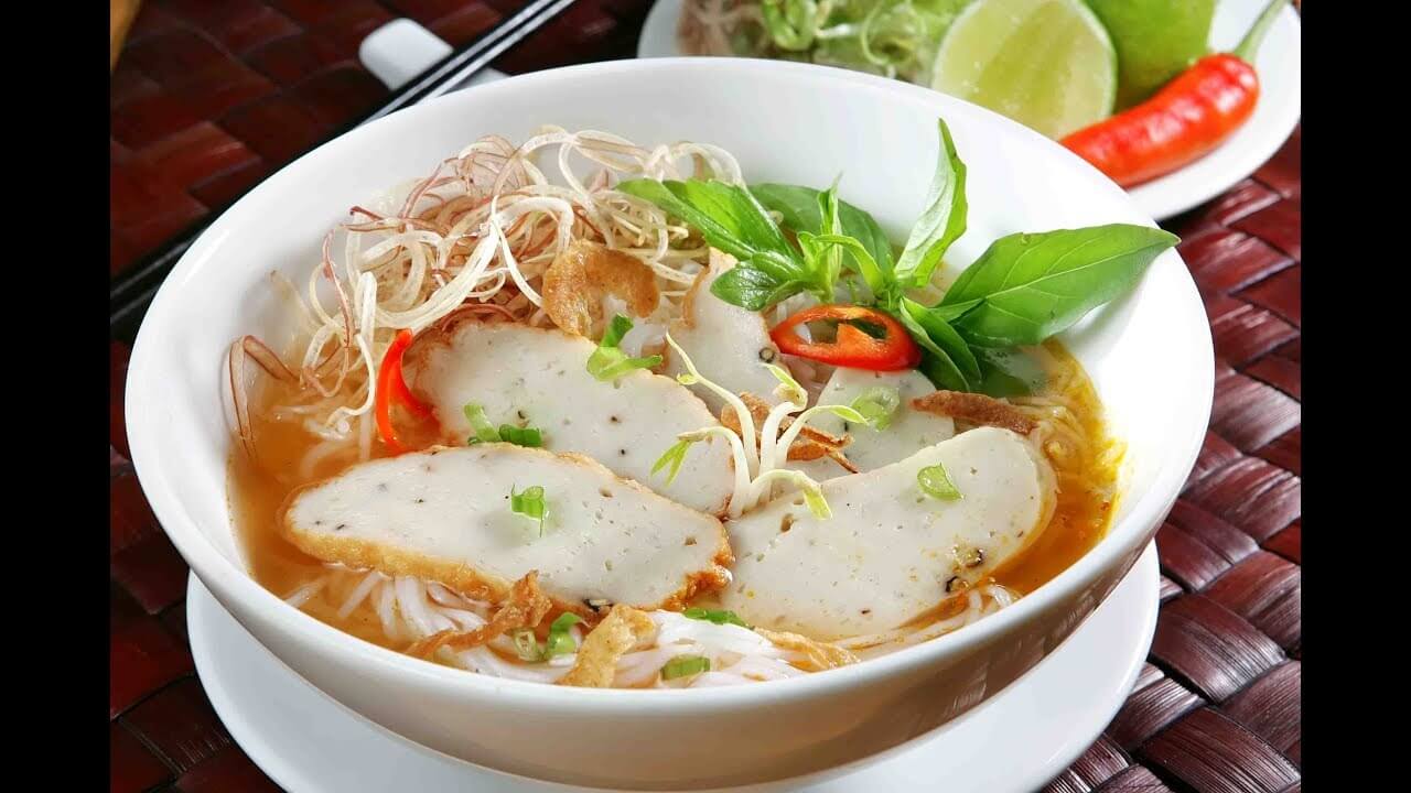 Bún chả cá với nước dùng ngọt thanh, đậm vị