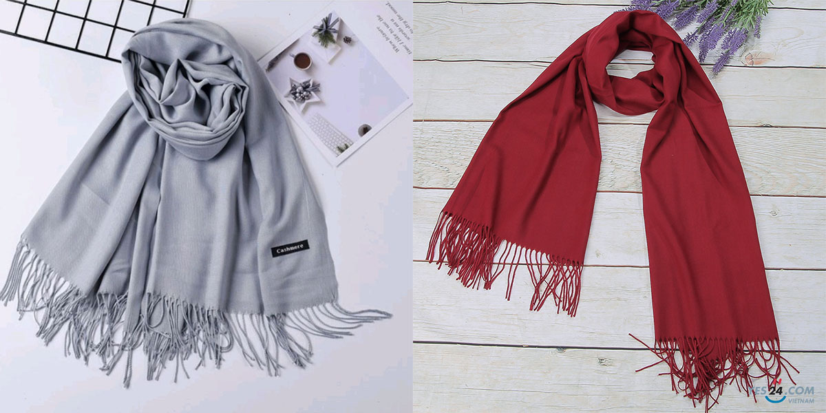 Tặng khăn choàng cho cô giáo nhân ngày Hiến chương Nhà giáo 