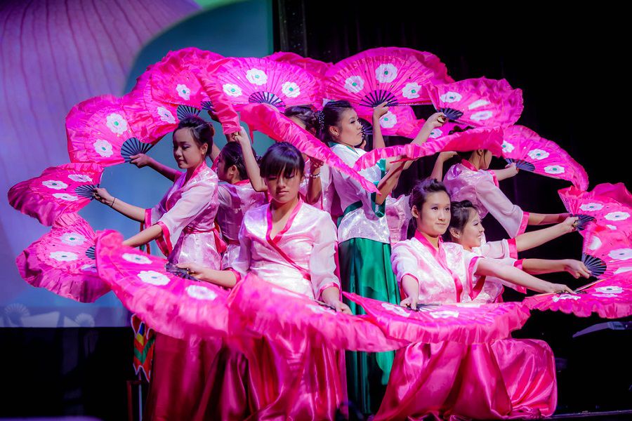 Múa khai giảng năm học mới Tạo hình múa quạt ấn tượng trong buổi khai giảng năm học mới