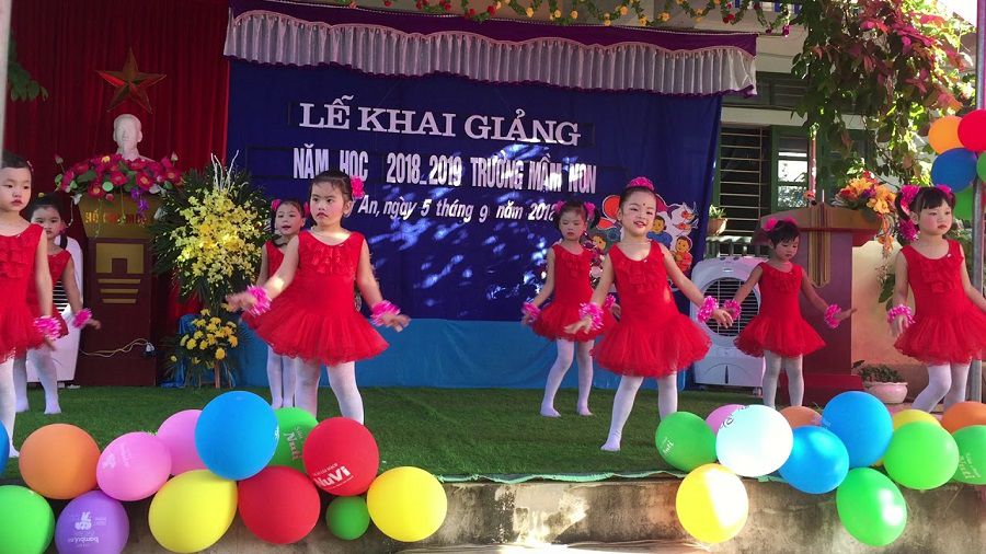 Múa khai giảng năm học mới Trang phục màu đỏ được sử dụng biểu diễn “Em Đến Trường Mầm Non”