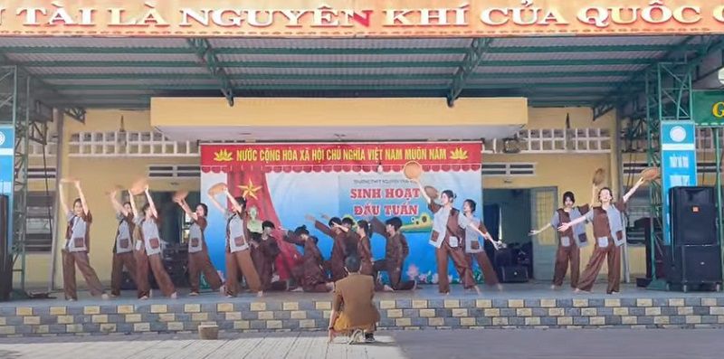 Múa khai giảng năm học mới Động tác mạnh mẽ của “ Bài Ca Tôm Cá” tạo nên không khí hứng khởi