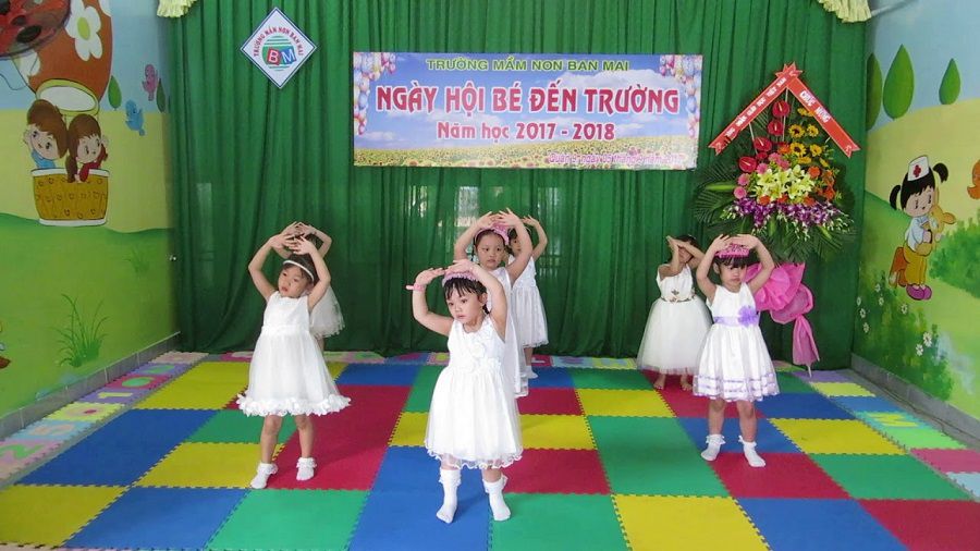 Múa khai giảng năm học mới Múa khai giảng năm học mới “Bảy Sắc Cầu Vồng” được thể hiện thành công bởi các bé