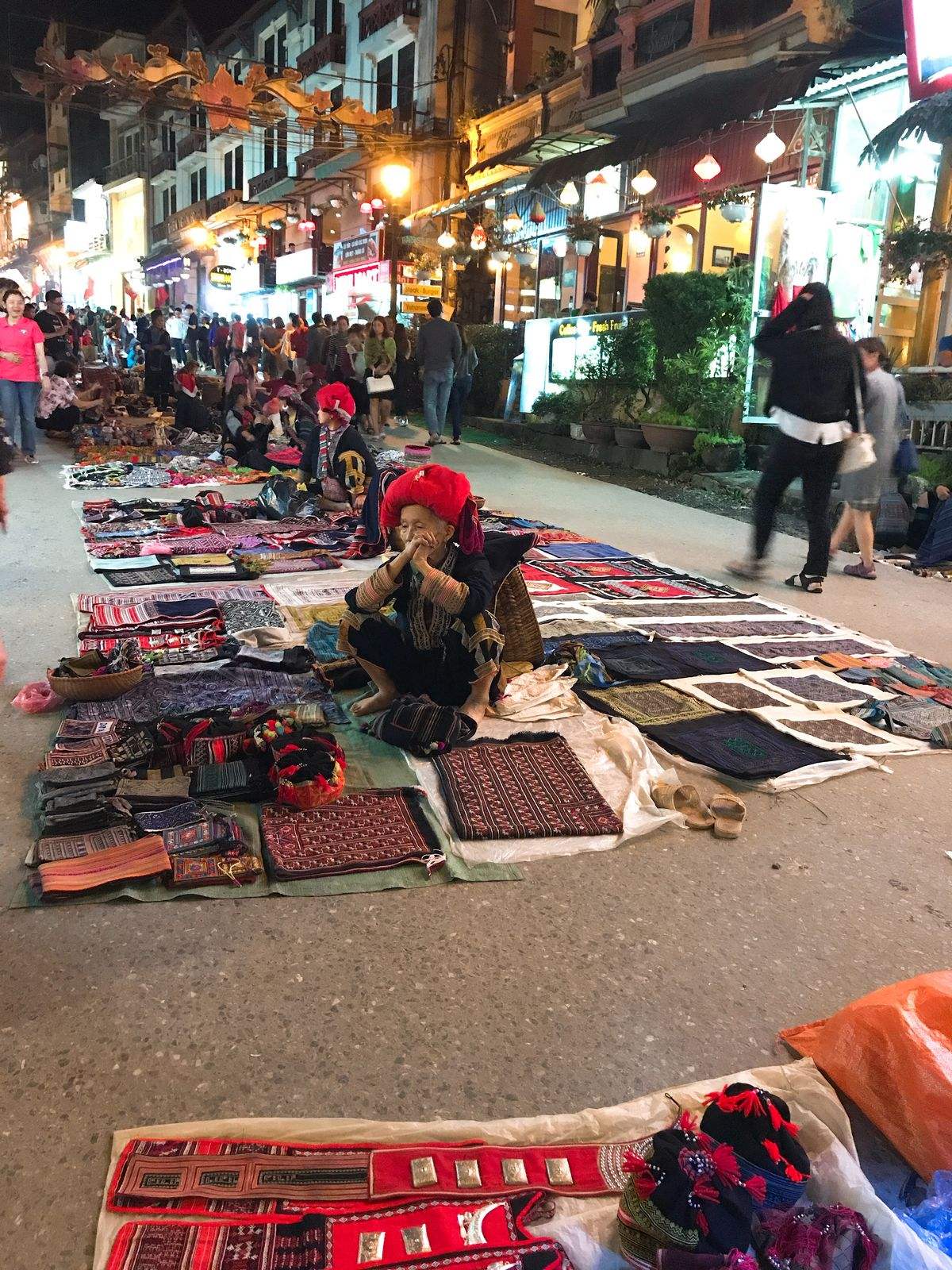 Mua sắm đồ lưu niệm tại chợ tình