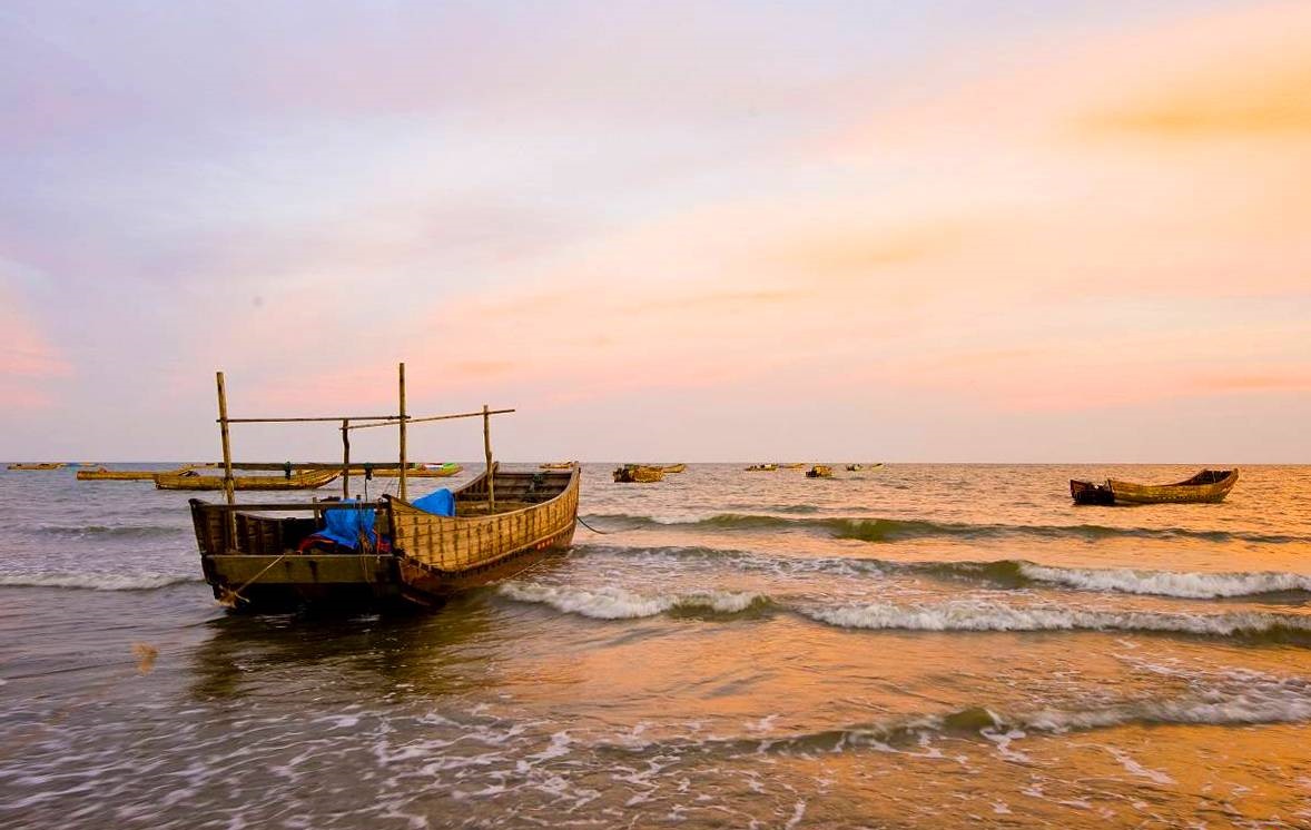 Khung cảnh biển Trà Cổ mênh mông, bao la