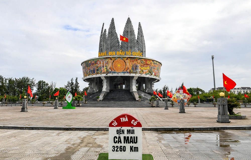 Biểu tượng mũi Sa Vĩ là hàng cây dương vững chãi