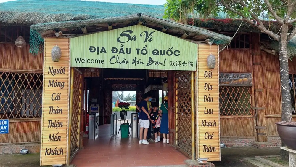 Mua quà lưu niệm, đặc sản Móng Cái tại khu nhà dịch vụ