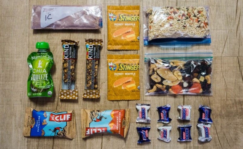 Chuẩn bị đồ ăn nhẹ khi check in Hang Dơi Tiên An