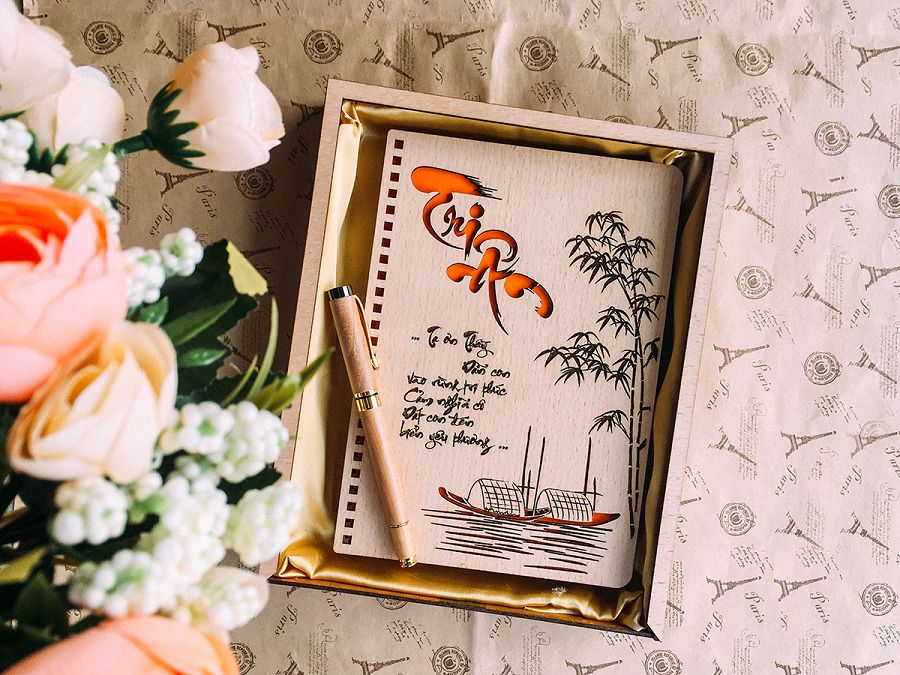 Ngày Nhà giáo Việt Nam 20/11 Đồ lưu niệm, hoa chúc mừng ngày Nhà giáo Việt Nam là những món quà thường được chọn để dành tặng thầy cô