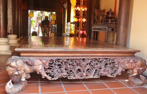 Chiếc sập gỗ gụ đặt phía trong phòng khách đã có tuổi đời mấy trăm năm