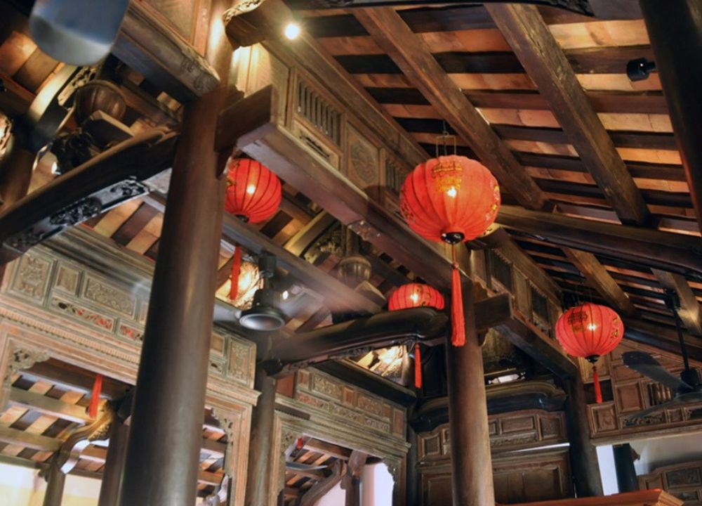 Những chi tiết hoa văn, hoạ tiết được bàn tay nghệ nhân chạm khắc điêu luyện