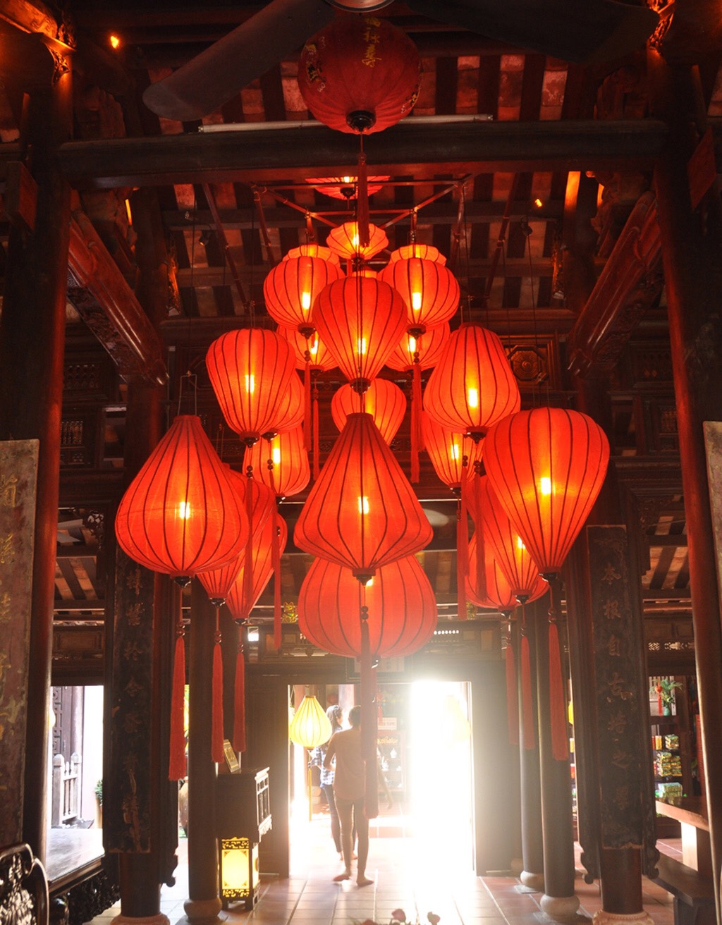 Chiêm ngưỡng những chiếc đèn lồng đỏ thủ công truyền thống tinh xảo