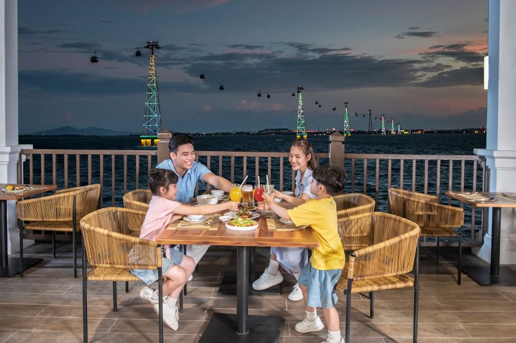 Thưởng thức ẩm thực tại nhà hàng Cát Thuỷ nổi trên mặt biển