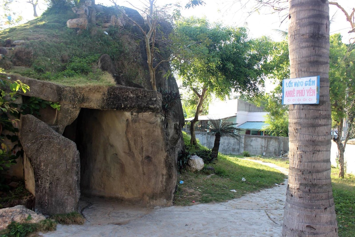 Nhà thờ Mằng Lăng Lối vào khu hầm nhỏ trong khuôn viên nhà thờ