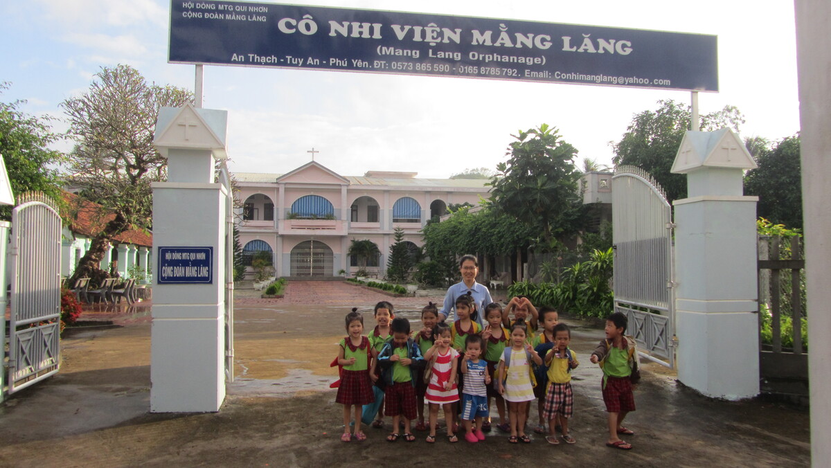 Nhà thờ Mằng Lăng Bạn có thể giao lưu với các bé tại cô nhi viện Mằng Lăng