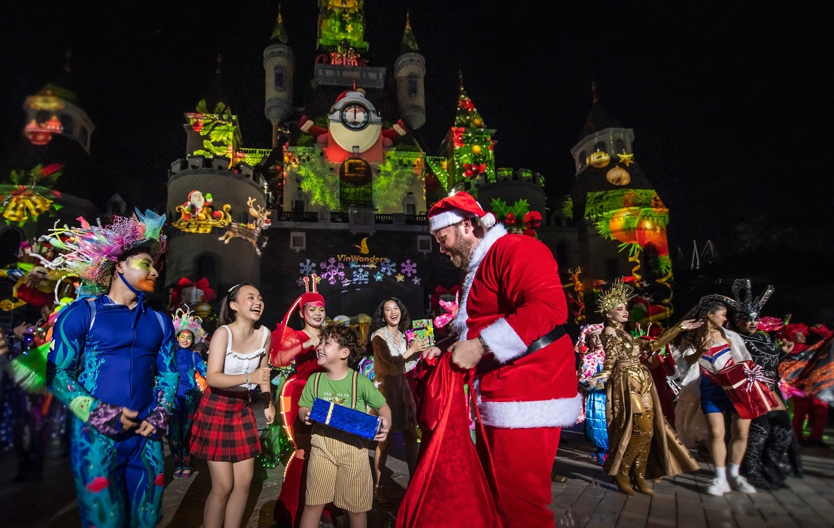 Nhạc Giáng sinh tiếng Anh Santa Tell Me thường được phát sóng rộng rãi trong dịp Noel cùng với các bài hát Giáng sinh tiếng Anh khác