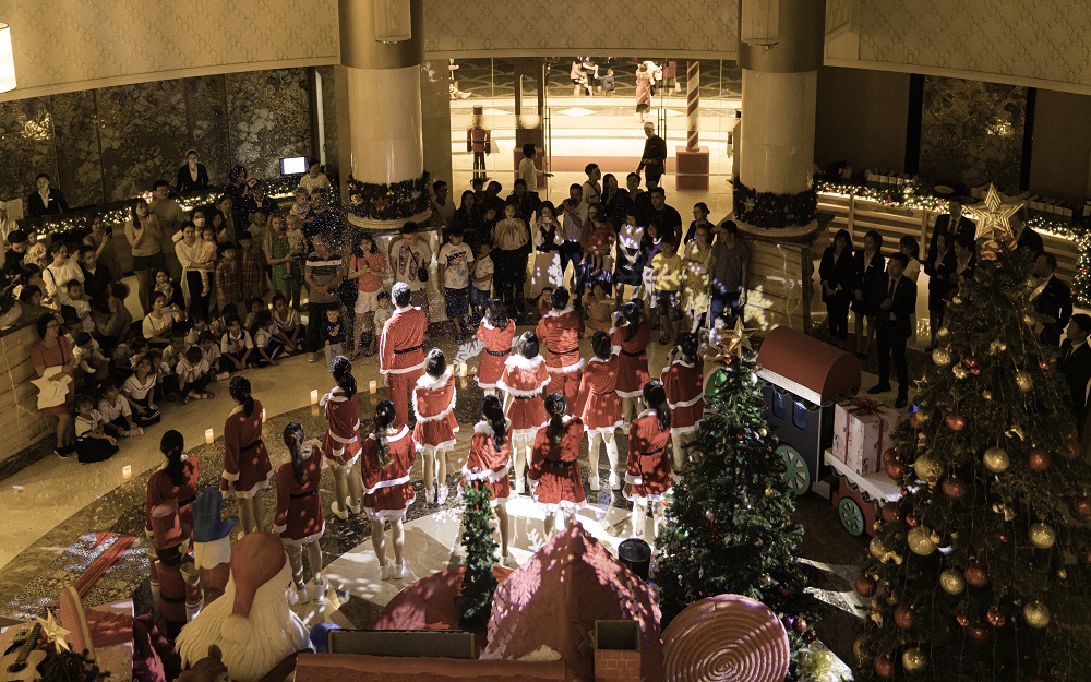 Nhạc Giáng sinh tiếng Anh Let It Snow! Let It Snow! Let It Snow! là một trong những bản nhạc Giáng sinh đầy ý nghĩa và phổ biến nhất