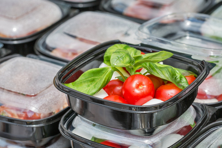 những đồ không được ký gửi khi đi máy bay Nhiều quốc gia cấm hoàn toàn thực phẩm khi nhập cảnh