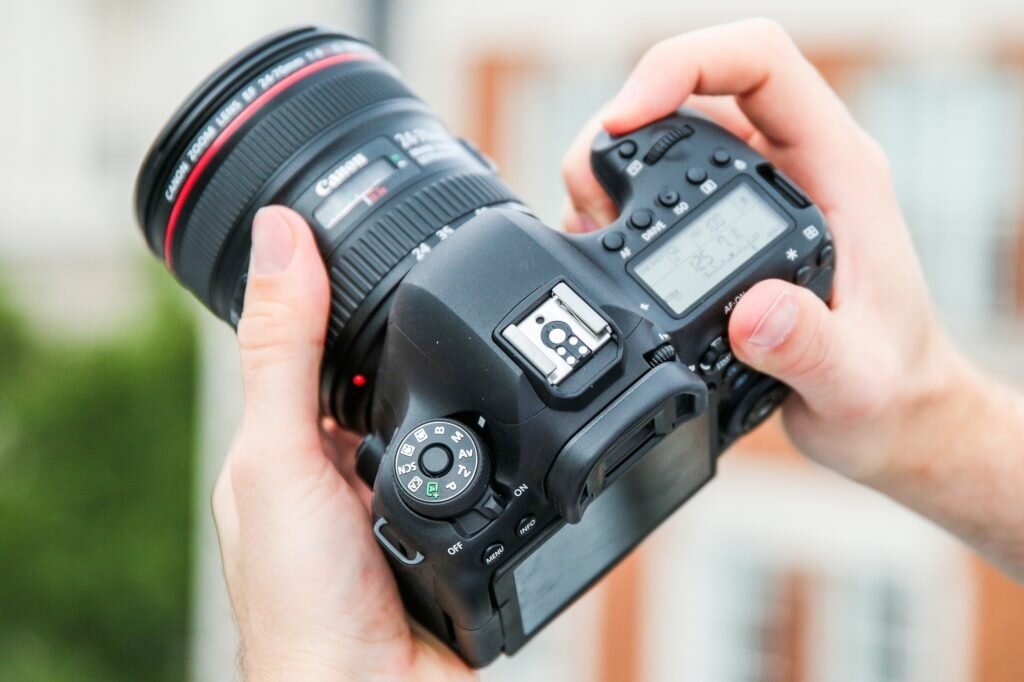 những đồ không được mang vào Lăng Bác Máy ảnh chuyên dụng không được mang vào Lăng Bác