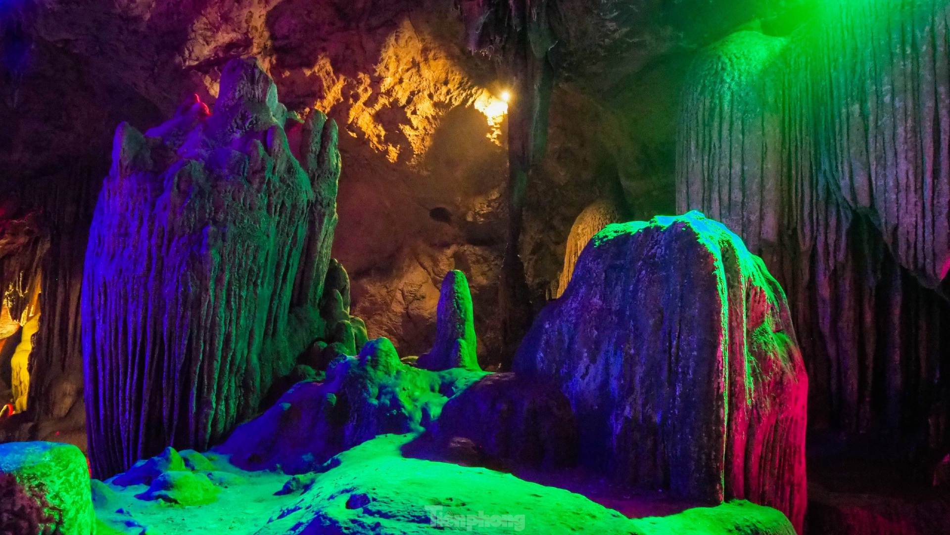 Những nhũ thạch bên trong động