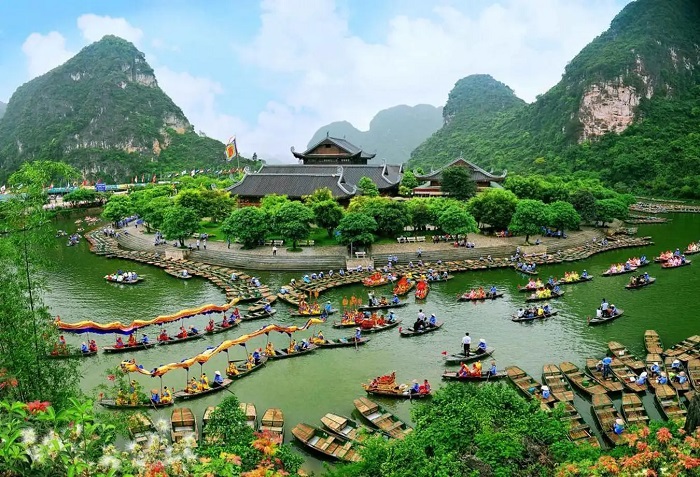 Ninh Binh to Hanoi Traveling by motorbike allows you to have a flexible and enjoyable itinerary while easily admiring the breathtaking scenery in Ninh Binh