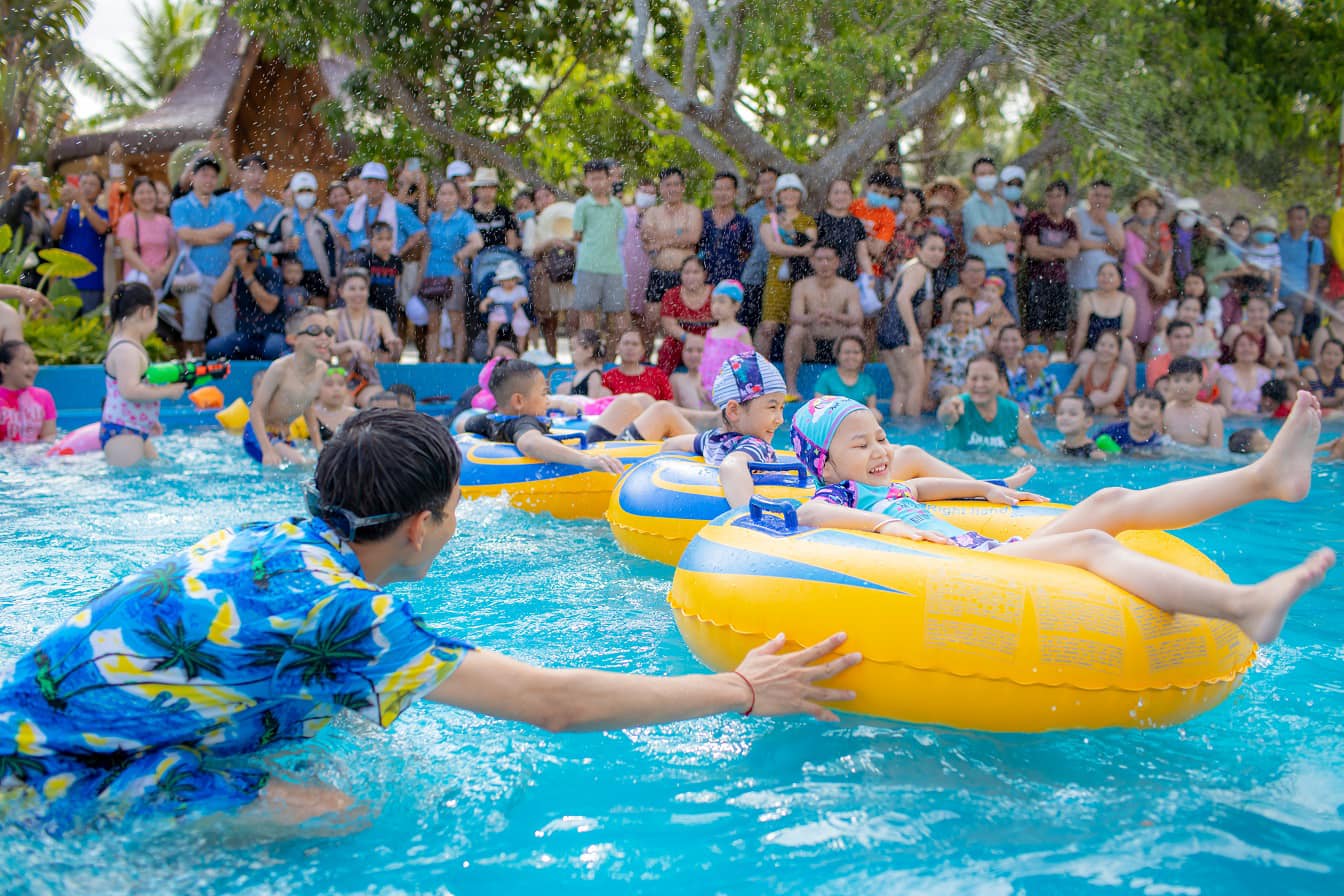 “Giải nhiệt” với công viên nước ngọt trên bãi biển đầu tiên và duy nhất tại Việt Nam 