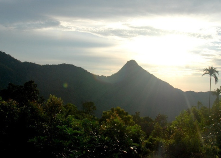 núi Cà Đam Núi Cà Đam cách trung tâm thành phố Quảng Ngãi khoảng 70km về phía Tây Bắc
