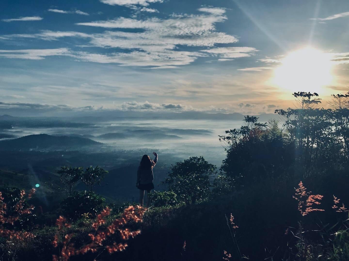Từ trên đỉnh núi, bạn có thể chiêm ngưỡng bức tranh thiên nhiên tuyệt đẹp