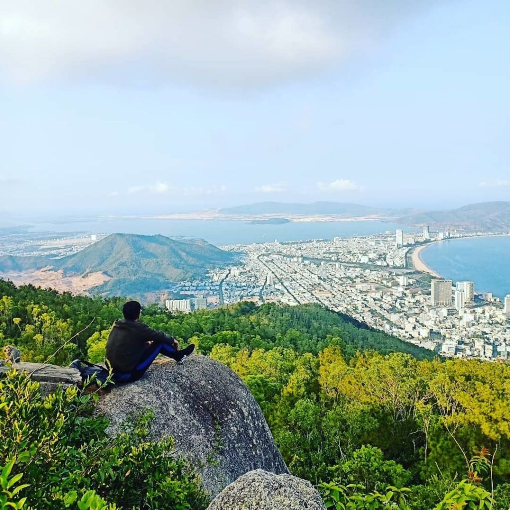 Vẻ đẹp của núi Vũng Chua với độ cao 600 mét là điểm ngắm toàn cảnh hoàn hảo tại Quy Nhơn 